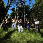 Qi gong en extérieur pendant la formation animateur do-in