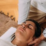 Formation shiatsu à proximité de Montauban : travail de détente de la nuque